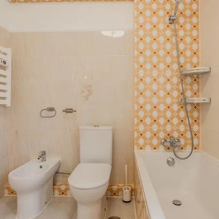 Moonstone In Centre Apartment