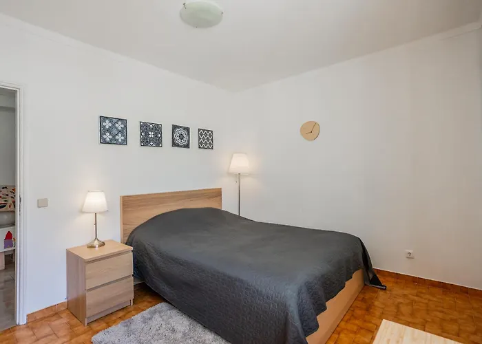 Moonstone In Centre לאגוּ‏ש